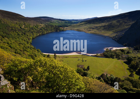 Lough Tay in der Nähe von Ballyhorrigan, unter Luggala Berg, in der Nähe von Sally Gap, Nationalpark County Wicklow, Irland Stockfoto