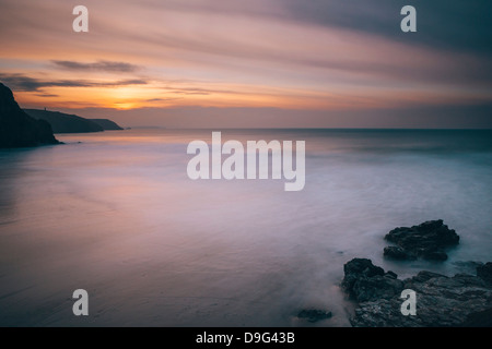 Porthtowan Strand mit Blick entlang der Küste Cornwalls bei Sonnenuntergang, Porthtowan, Cornwall, England, UK Stockfoto