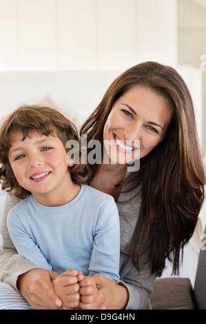 Porträt einer Frau und ihren Sohn lächelnd Stockfoto