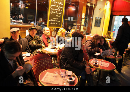 Menschen am Straßencafé in Paris, Frankreich - Jan 2012 Stockfoto