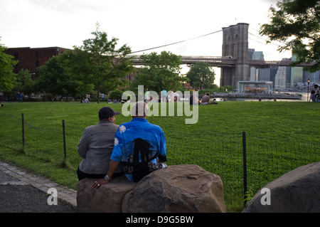 Empire State Fulton Park und Brooklyn Bridge. New York Stockfoto