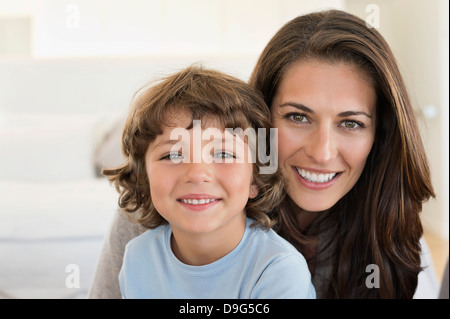Porträt einer Frau und ihren Sohn lächelnd Stockfoto