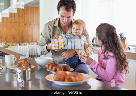 Familie frühstücken im eine Küchentheke Stockfoto
