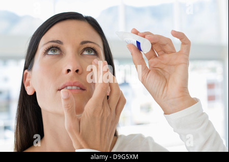 Frau Augentropfen Anwendung ins Auge Stockfoto