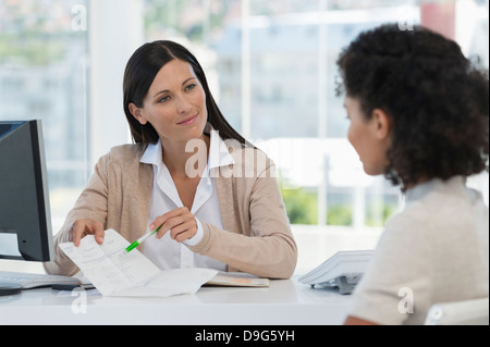 Ärztin, medizinische Bericht zu einem Patienten zeigen Stockfoto