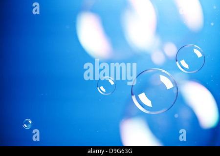 Seifenblasen auf blauem Hintergrund Stockfoto