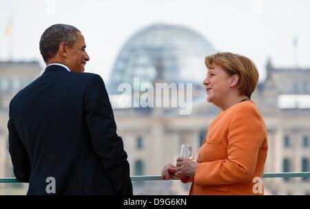 Berlin, Deutschland. 19. Juni 2013. HANDOUT - US-Präsident Barack Obama plaudert mit der deutschen Bundeskanzlerin Angela Merkel (CDU) am Dach des Bundeskanzleramtes in Berlin, Deutschland, 19. Juni 2013. Foto: Steffen Kugler/Bundespresseamt/Dpa/Dpa/Alamy Live News Stockfoto