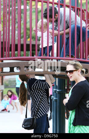 Amy Adams, ihr Partner Darren Le Gallo und ihre Tochter Aviana verbringen den Nachmittag in einem Park in Beverly Hills, Kalifornien - 09.03.11 Stockfoto
