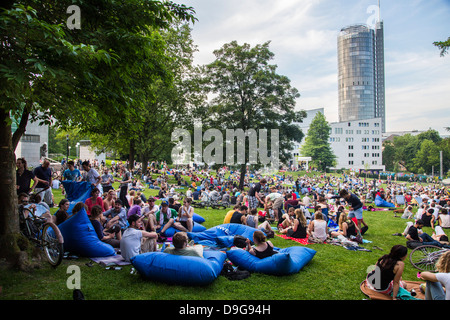 Festival für elektronische Musik in einem öffentlichen Stadtpark, Sommerfest in Essen, Deutschland. Picknick und elektronische Klänge. Stockfoto