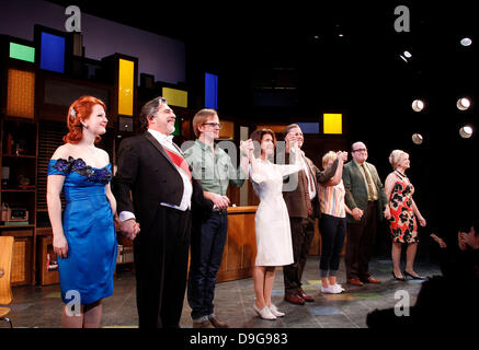 Emily Walton, John Herrera, Jeremy Bobb, Lois Robbins, Maxwell Caulfield, Jenni Barber, Anthony Reimer und Robin Skye Öffnung Nacht der Off-Broadway-Produktion von "Kaktusblüte" in der Westside Theatre Upstairs - Curtain Call New York City, USA - 10.03.11 Stockfoto