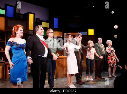 Emily Walton, John Herrera, Jeremy Bobb, Lois Robbins, Maxwell Caulfield, Jenni Barber, Anthony Reimer und Robin Skye Öffnung Nacht der Off-Broadway-Produktion von "Kaktusblüte" in der Westside Theatre Upstairs - Curtain Call New York City, USA - 10.03.11 Stockfoto