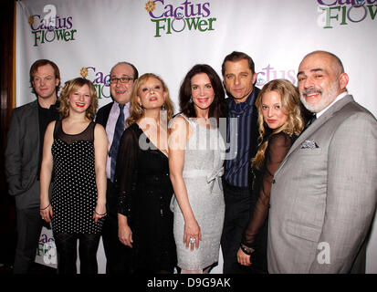 Jeremy Bobb, Emily Walton, Anthony Reimer, Robin Skye, Lois Robbins, Maxwell Caulfield, Jenni Barber und John Herrera Öffnung Nacht nach der Party für die Off-Broadway-Produktion von "Kaktusblüte" abgehaltenen B. Smith Restaurant New York City, USA - 10.03.11 Stockfoto