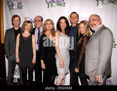 Jeremy Bobb, Emily Walton, Anthony Reimer, Robin Skye, Lois Robbins, Maxwell Caulfield, Jenni Barber und John Herrera Öffnung Nacht nach der Party für die Off-Broadway-Produktion von "Kaktusblüte" abgehaltenen B. Smith Restaurant New York City, USA - 10.03.11 Stockfoto