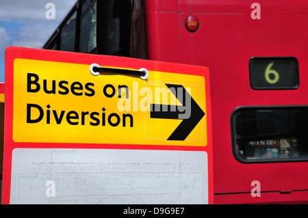 London, England, Vereinigtes Königreich. London Bus vorbei "Busse bei Diversion" Zeichen Stockfoto