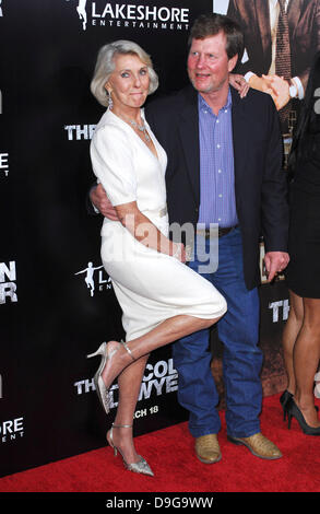 Mary Kathleen McCabe (Matthew McConaughey Mutter), Bruder Screening von Lionsgate & Lakeshore Entertainment "The Lincoln Lawyer" ArcLight Kinos Cinerama Dome Los Angeles, Kalifornien - 10.03.11 Stockfoto