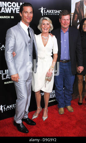 Matthew McConaughey, Mutter Mary Kathleen McCabe, Bruder Screening von Lionsgate & Lakeshore Entertainment "The Lincoln Lawyer" ArcLight Kinos Cinerama Dome Los Angeles, Kalifornien - 10.03.11 Stockfoto