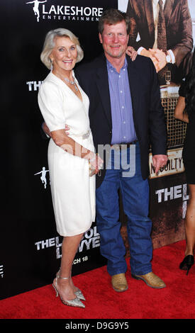 Mary Kathleen McCabe (Matthew McConaughey Mutter), Bruder Screening von Lionsgate & Lakeshore Entertainment "The Lincoln Lawyer" ArcLight Kinos Cinerama Dome Los Angeles, Kalifornien - 10.03.11 Stockfoto