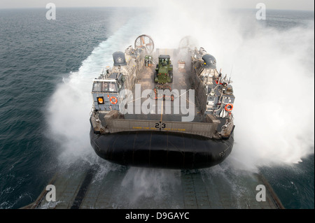 Ein Luftkissen Landungsboot betritt das gut Deck der USS Pearl Harbor. Stockfoto