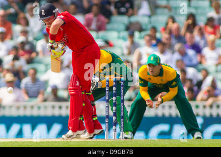 LONDON, ENGLAND - 19.Juni: Englands Ian Bell mit der Wimper während der ICC Champions Trophy Semi final internationalen Cricket-Match zwischen England und Südafrika bei The Oval Cricket Ground am 19. Juni 2013 in London, England. (Foto von Mitchell Gunn/ESPA) Stockfoto