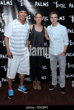 Hines Ward, Kym Johnson, Derek Hough "Dancing With The Stars" Champion Derek Hough einen Tanzkurs zu einheimischen Studenten im Palms Casino Resort Las Vegas, Nevada - 12.03.11 lehrt Stockfoto