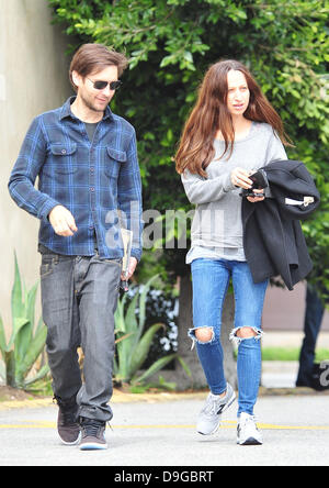 Tobey Maguire und Frau Jennifer Meyer Besuch des Brentwood Land Mart Los Angeles, Kalifornien - 12.03.11 Stockfoto