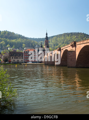 Blick über Fluss Neckar Richtung Stadttor von Heidelberg in Süddeutschland Stockfoto