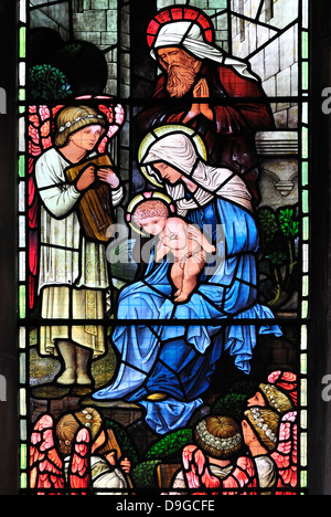 Roggen, East Sussex, England, UK. Pfarrkirche St Mary the Virgin (12thC) Buntglasfenster. Weihnachtskrippe Stockfoto