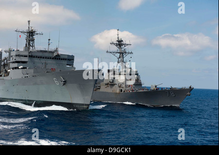 USNS liefern, führt ein Nachschub auf dem Meer mit USS Porter. Stockfoto