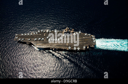 5. April 2012 - Transite der Nimitz-Klasse-Flugzeugträger USS Abraham Lincoln (CVN-72) das Arabische Meer. Stockfoto