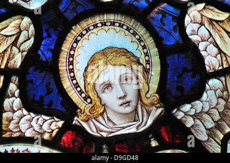 Roggen, East Sussex, England, UK. Pfarrkirche St Mary the Virgin (12thC) Buntglasfenster. Engel Stockfoto