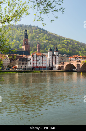 Blick über Fluss Neckar Richtung Stadttor von Heidelberg in Süddeutschland Stockfoto