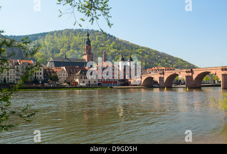 Blick über Fluss Neckar Richtung Stadttor von Heidelberg in Süddeutschland Stockfoto