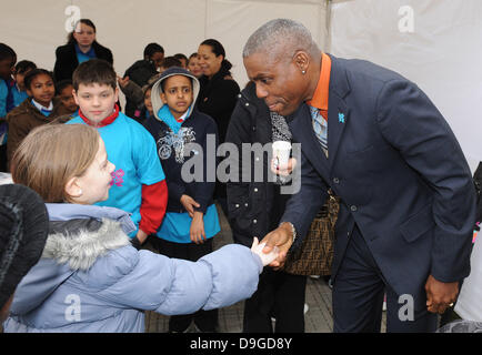 Carl Lewis Olympia 2012-Tickets starten Fototermin statt an Potters Field Park London, England - 15.03.11 Stockfoto