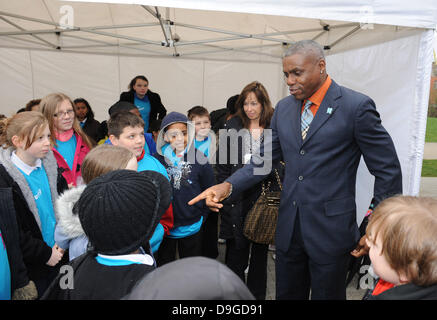 Carl Lewis Olympia 2012-Tickets starten Fototermin statt an Potters Field Park London, England - 15.03.11 Stockfoto