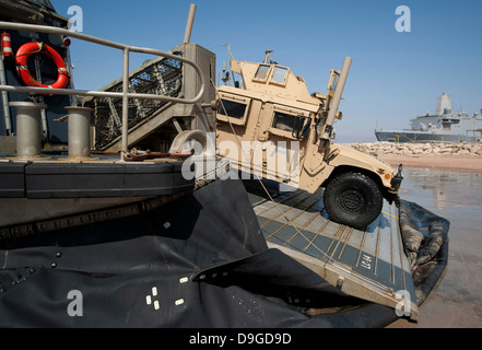 24. April 2012 - debarks A Humvee ein Landungsboot Luftkissen Assault Craft Einheit 5 zugeordnet. Stockfoto