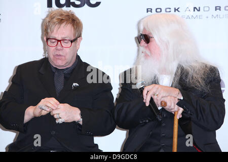 Elton John und Leon Russell 26. jährliche Rock And Roll Hall Of Fame Zeremonie im Waldorf Astoria Hotel - Presse Raum New York City, USA - 14.03.11-eingezogenen Stockfoto