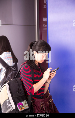 China Frau liest ihr Handy Stockfoto