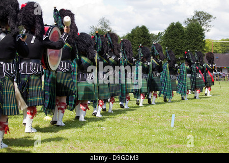 Die Lonach Pipe Band führt den Marsch auf das Feld an den Oldmeldrum Highland Games in Schottland, 15. Juni 2013. Stockfoto