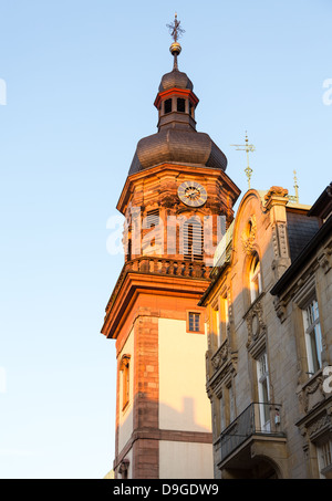 Alte Stadt Stadt Heidelberg Germany. Aus rotem Backstein Kirche Uhrturm am wichtigsten Straße Hauptstrasse mit Zwiebel-Dach Stockfoto