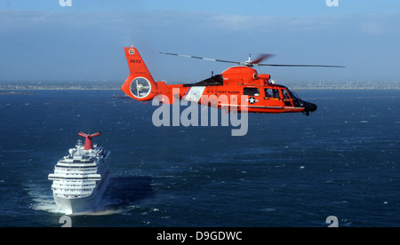 Ein MH - 65C Dolphin Helikopter vor der Küste von San Pedro, Kalifornien. Stockfoto