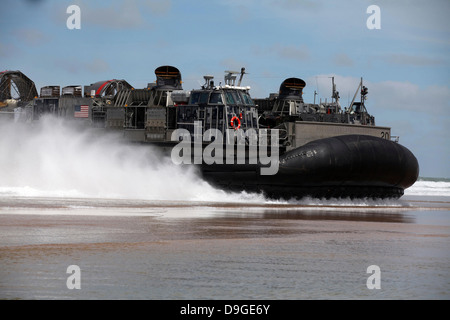 9. April 2012 - gleitet A US Navy Landungsboote Luftkissen auf einem marokkanischen Strand während Betrieb afrikanischen Löwen 2012. Stockfoto