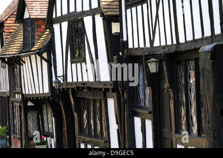 Roggen, East Sussex, England, UK. Schwarz / weiß Fachwerkhäuser in Church Square Stockfoto