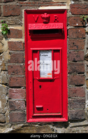 Roggen, East Sussex, England, UK. Viktorianischer Briefkasten in Wand von dem Kirchhof Stockfoto