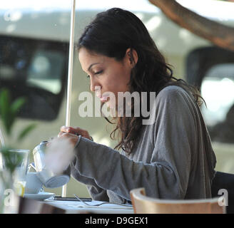 Rosario Dawson geht zum Mittagessen in Santa Monica, Los Angeles, Kalifornien - 15.03.11 Stockfoto