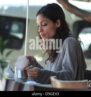 Rosario Dawson geht zum Mittagessen in Santa Monica, Los Angeles, Kalifornien - 15.03.11 Stockfoto