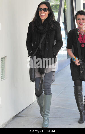 Rosario Dawson geht zum Mittagessen in Santa Monica, Los Angeles, Kalifornien - 15.03.11 Stockfoto