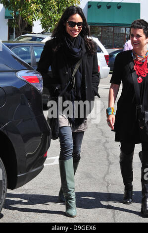 Rosario Dawson geht zum Mittagessen in Santa Monica, Los Angeles, Kalifornien - 15.03.11 Stockfoto