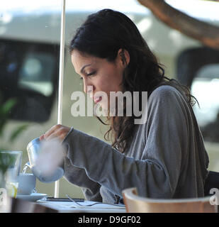 Rosario Dawson geht zum Mittagessen in Santa Monica, Los Angeles, Kalifornien - 15.03.11 Stockfoto