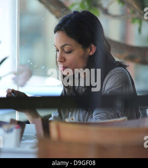 Rosario Dawson geht zum Mittagessen in Santa Monica, Los Angeles, Kalifornien - 15.03.11 Stockfoto