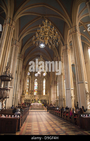 Innere der Kathedrale der Himmelfahrt der Jungfrau Maria in Zagreb, Kroatien. Stockfoto